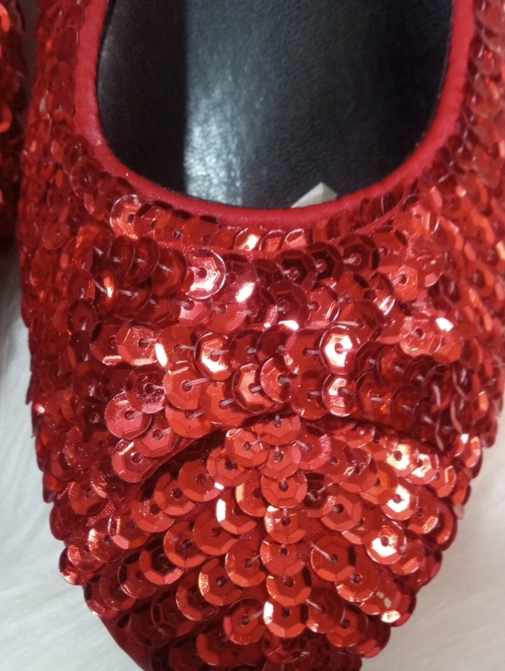 PLATS: RED SEQUINED SHOES - Picture 6 of 10